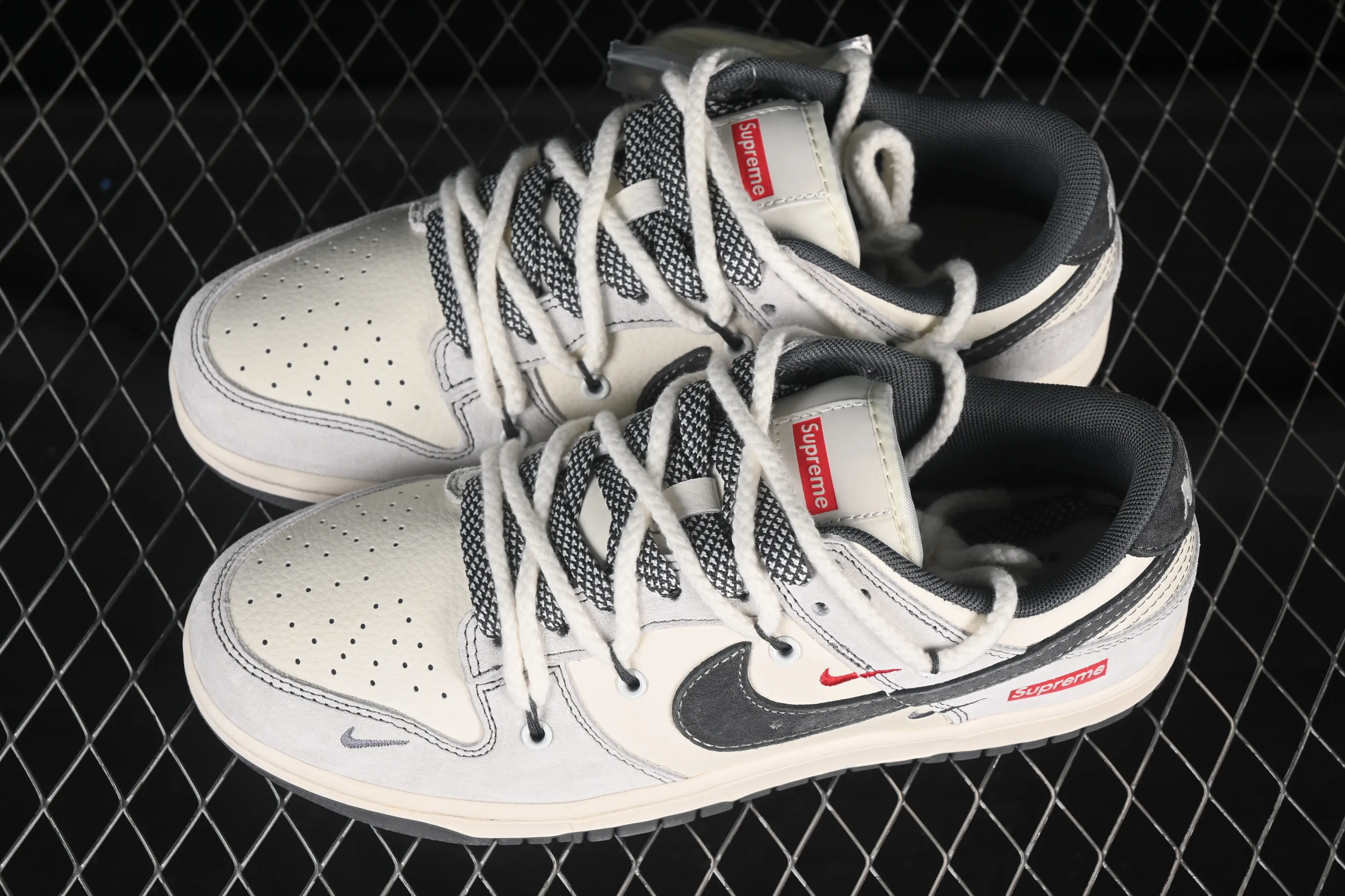 All categories Nk SB Dunk Series Nk SB Dunk Low High-end customized low-top sneakers Nike SB Dunk Low Sup series Strappy pig gray hook Anniversary high-end customized low-top casual sneakers YX5066-217